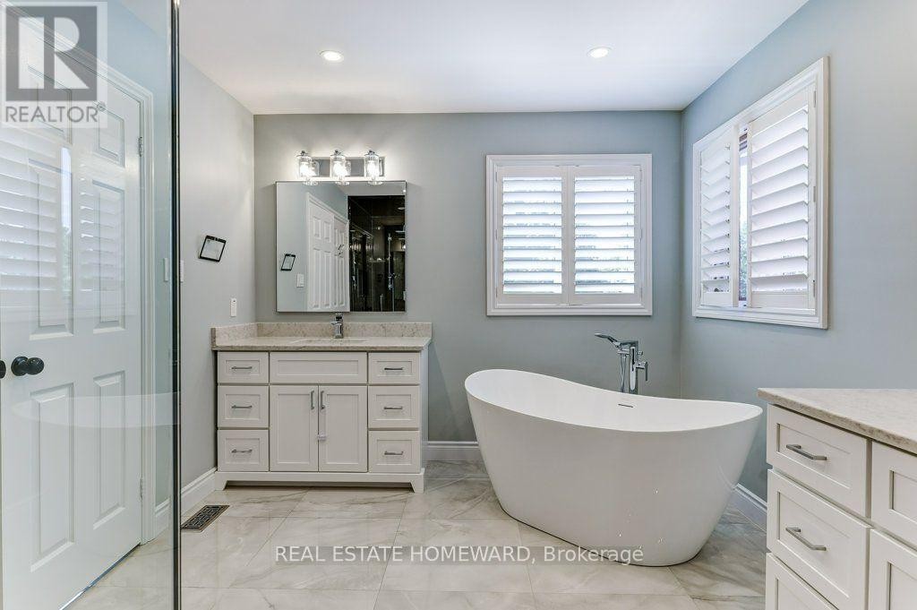 












807 PRIMROSE COURT

,
Pickering (Liverpool),




Ontario
L1X2S8

