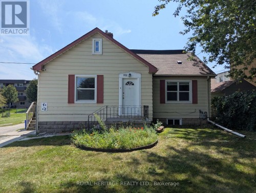 Welcome to 951 Dundas St E