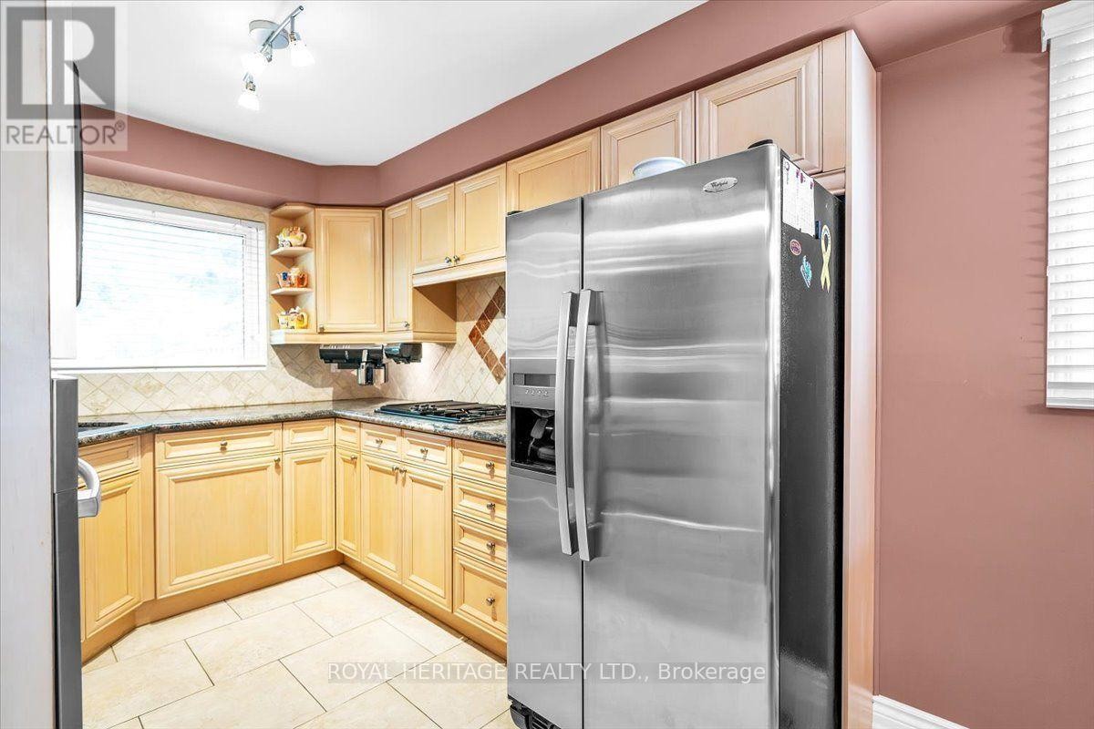 












15 CADBY ROAD

,
Ajax (South West),




Ontario
L1S3X6

