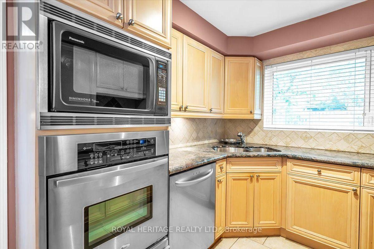 












15 CADBY ROAD

,
Ajax (South West),




Ontario
L1S3X6

