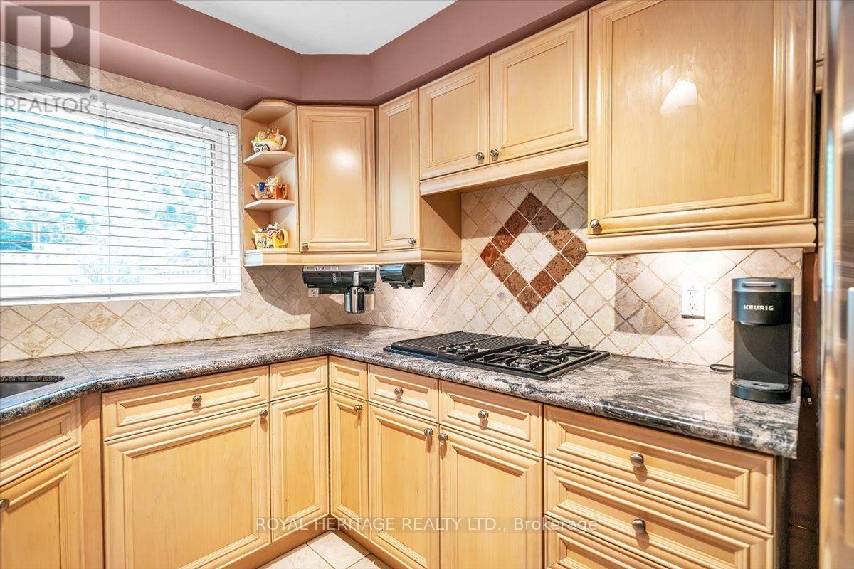 












15 CADBY ROAD

,
Ajax (South West),




Ontario
L1S3X6

