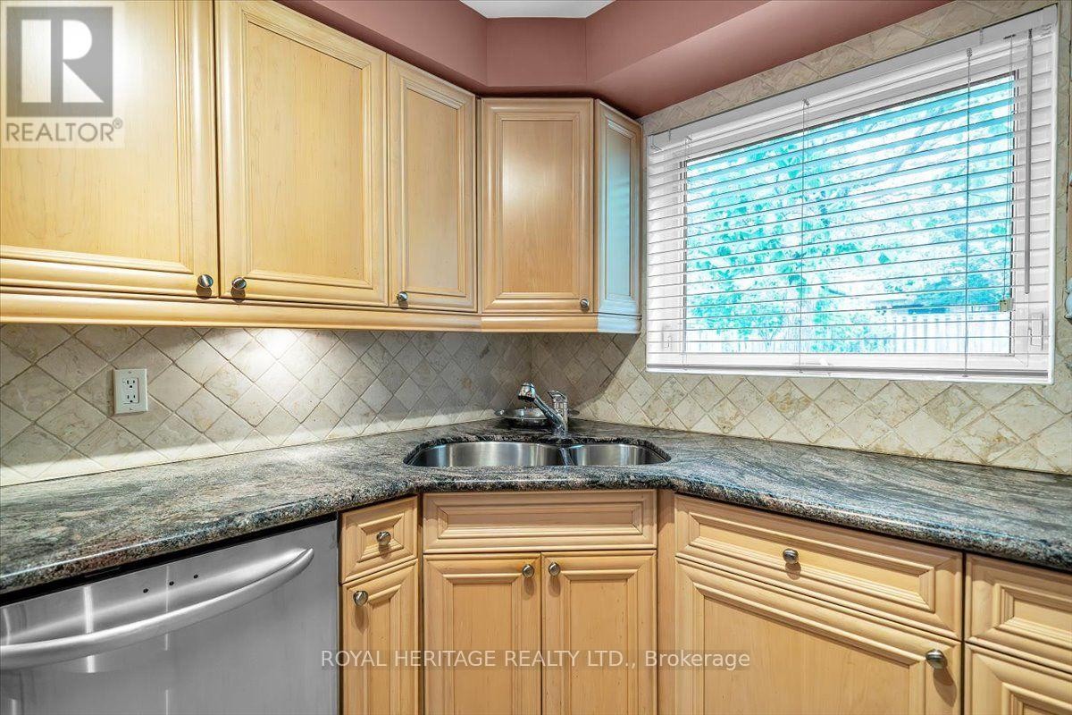 












15 CADBY ROAD

,
Ajax (South West),




Ontario
L1S3X6

