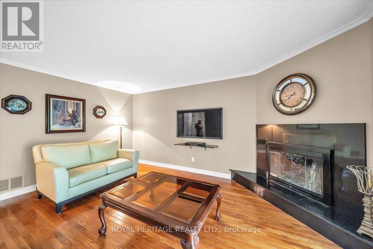 












15 CADBY ROAD

,
Ajax (South West),




Ontario
L1S3X6


