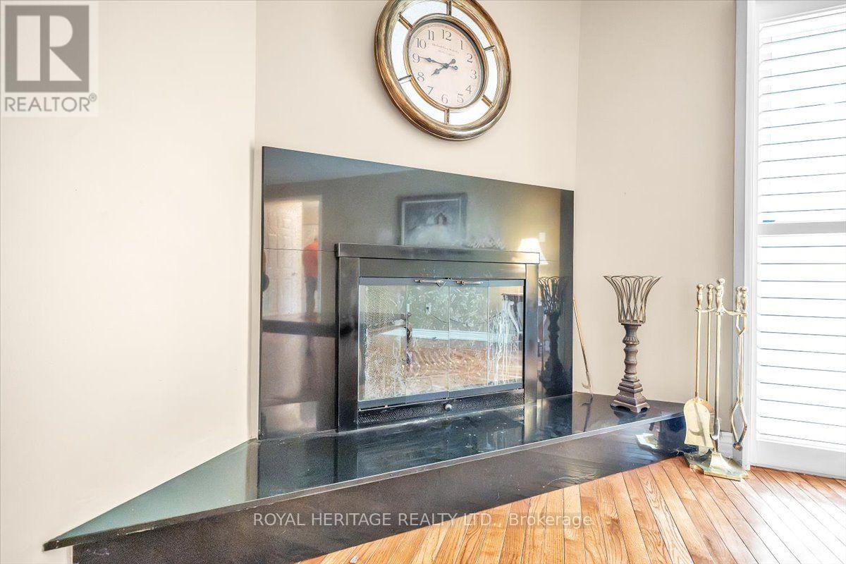 












15 CADBY ROAD

,
Ajax (South West),




Ontario
L1S3X6


