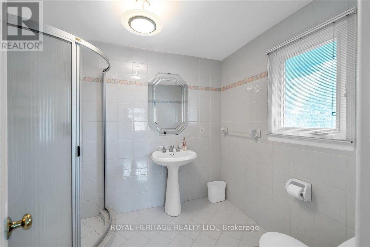 












15 CADBY ROAD

,
Ajax (South West),




Ontario
L1S3X6


