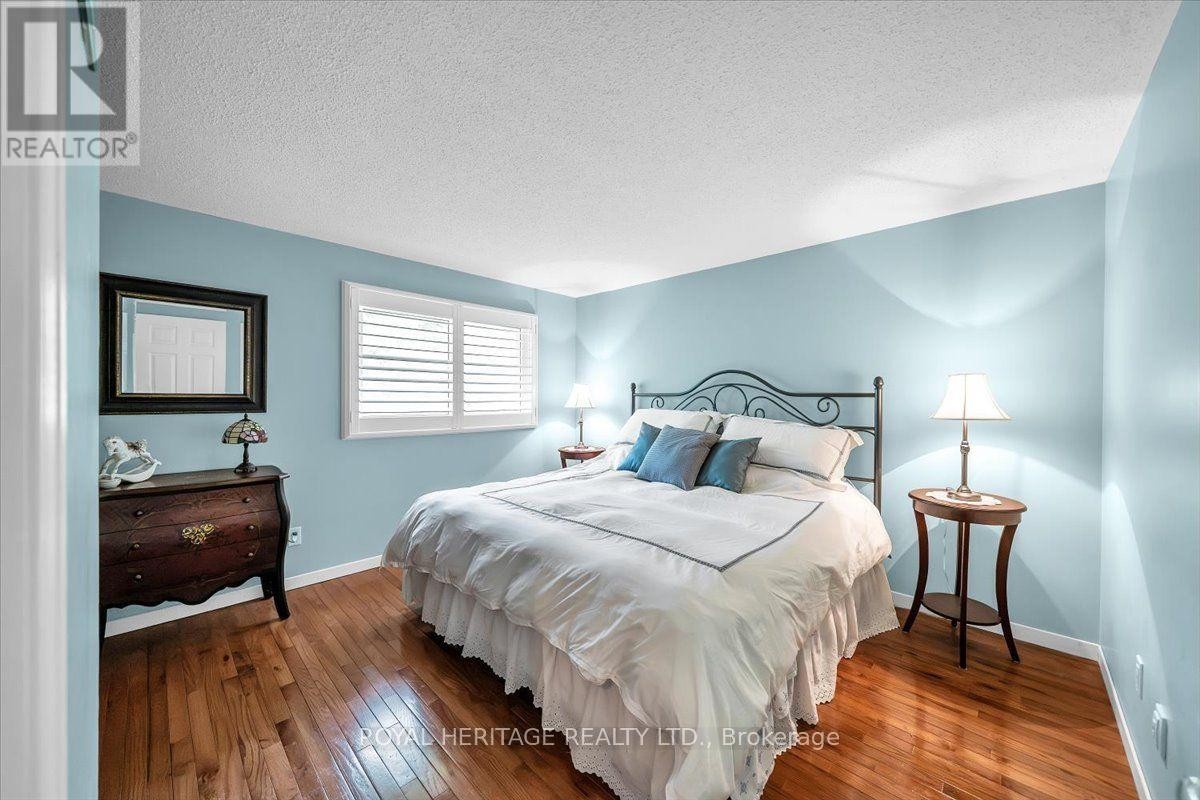 












15 CADBY ROAD

,
Ajax (South West),




Ontario
L1S3X6

