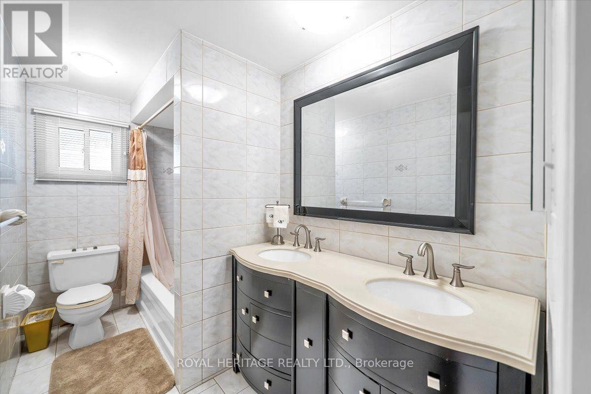 












15 CADBY ROAD

,
Ajax (South West),




Ontario
L1S3X6

