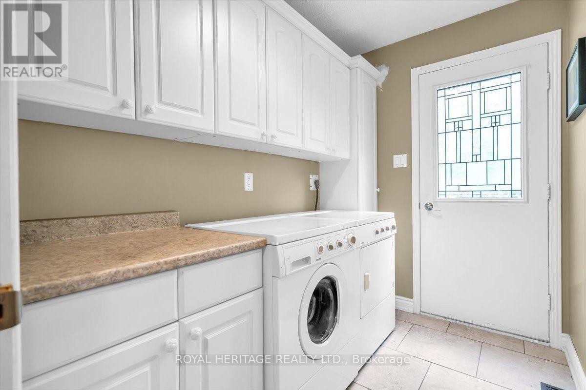 












15 CADBY ROAD

,
Ajax (South West),




Ontario
L1S3X6

