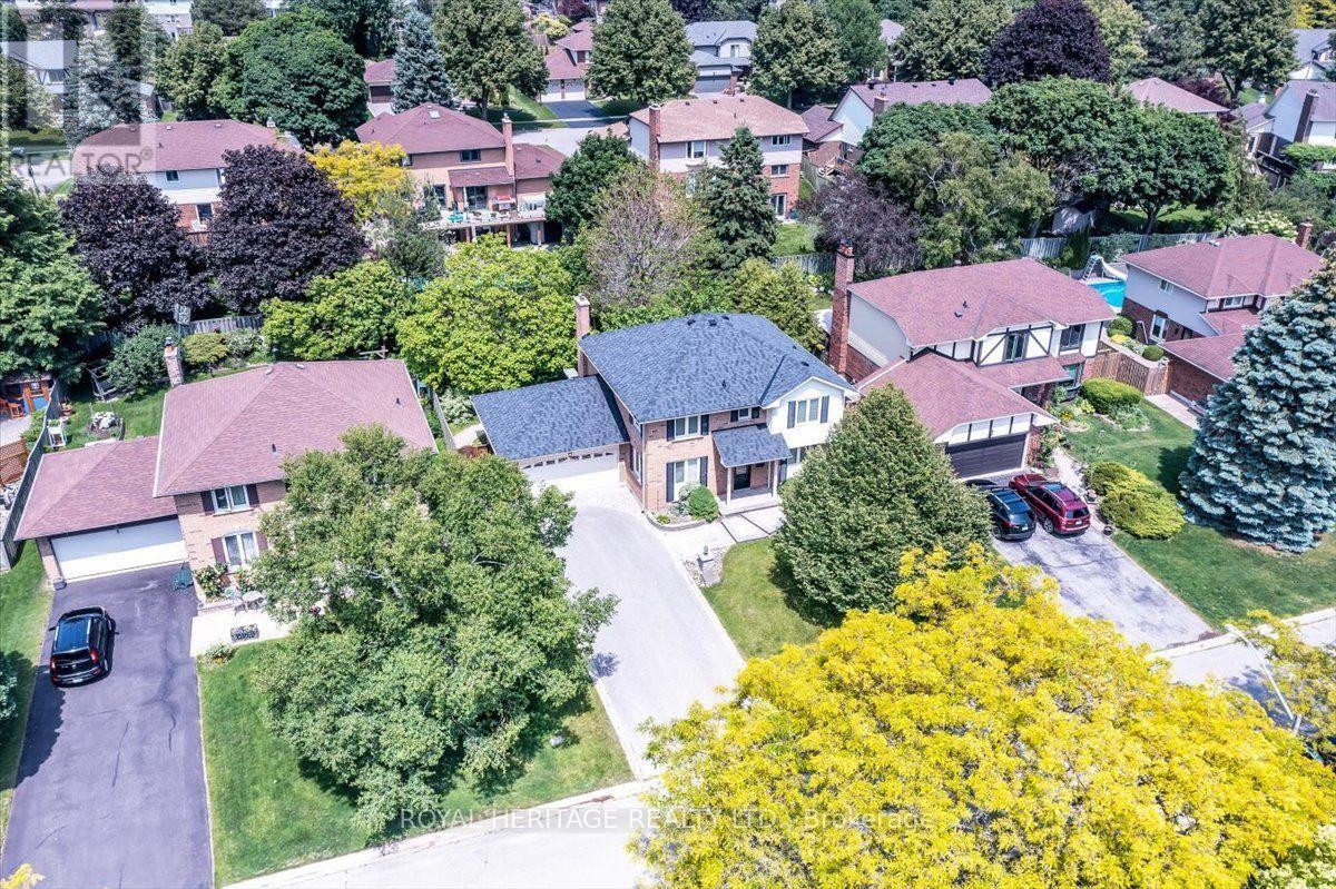 












15 CADBY ROAD

,
Ajax (South West),




Ontario
L1S3X6

