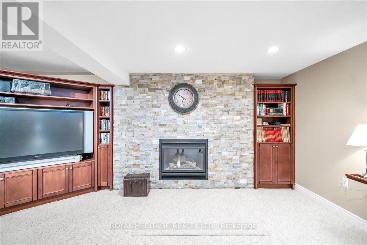 












15 CADBY ROAD

,
Ajax (South West),




Ontario
L1S3X6

