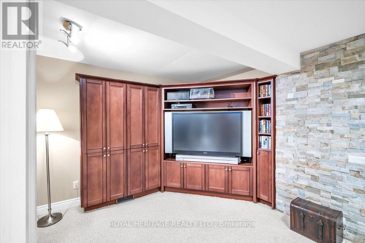 












15 CADBY ROAD

,
Ajax (South West),




Ontario
L1S3X6

