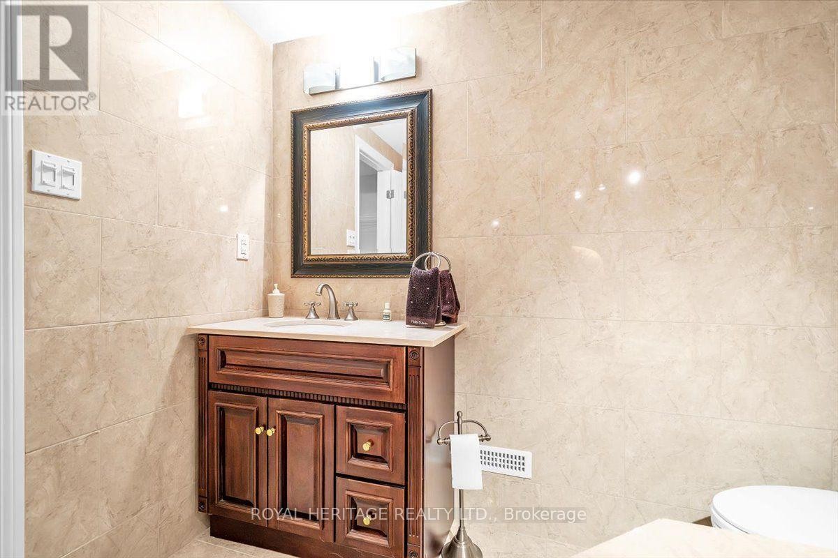 












15 CADBY ROAD

,
Ajax (South West),




Ontario
L1S3X6

