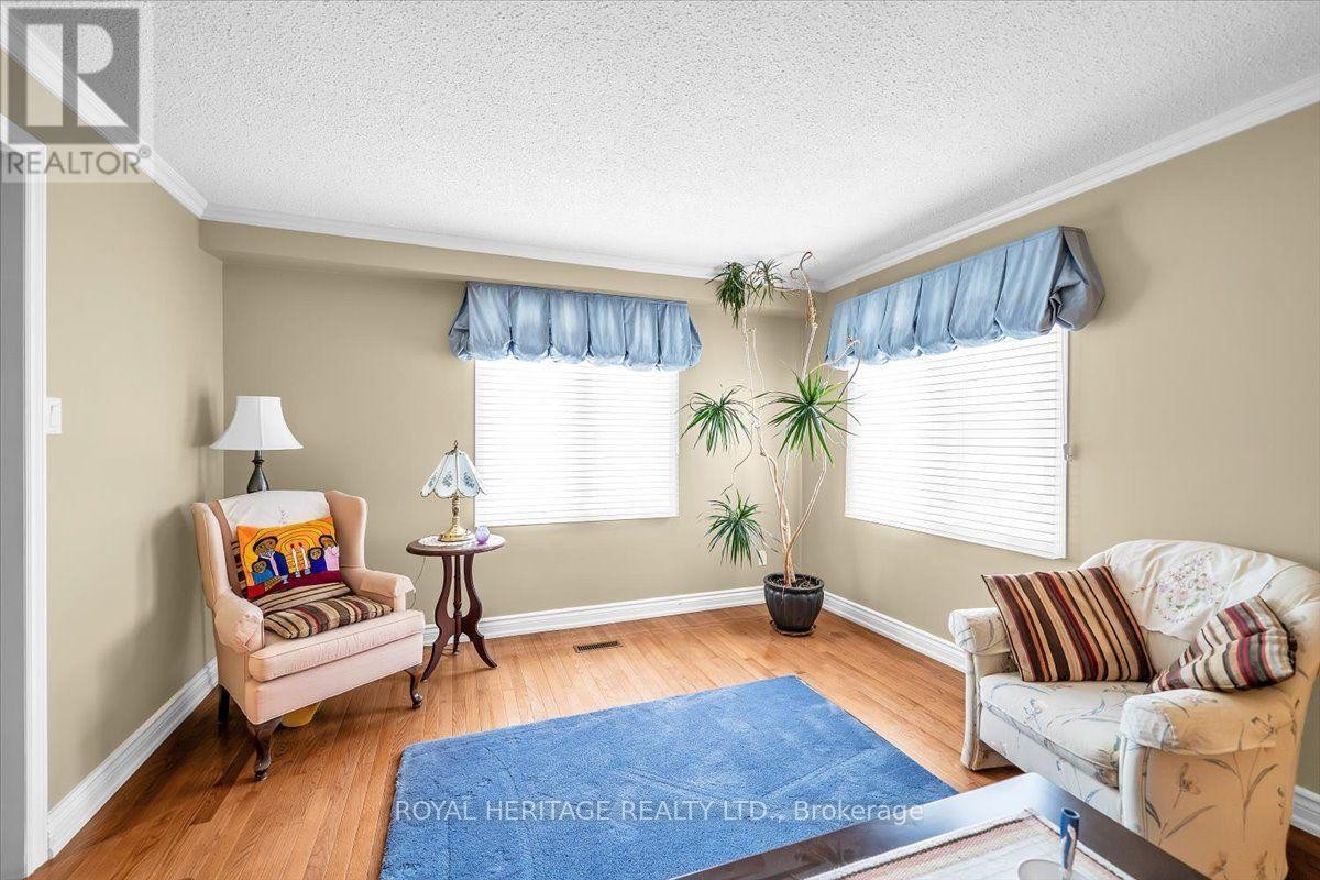 












15 CADBY ROAD

,
Ajax (South West),




Ontario
L1S3X6

