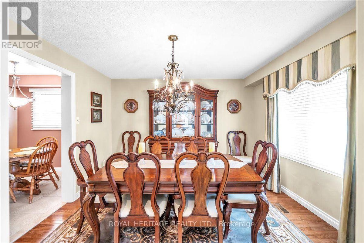 












15 CADBY ROAD

,
Ajax (South West),




Ontario
L1S3X6

