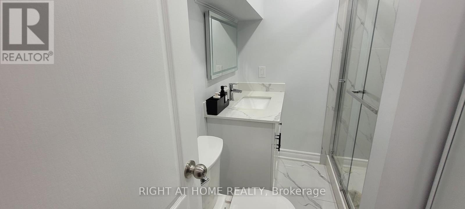 












11 LESTERWOOD CRESCENT

,
Toronto (Bendale),




Ontario
M1P3L5


