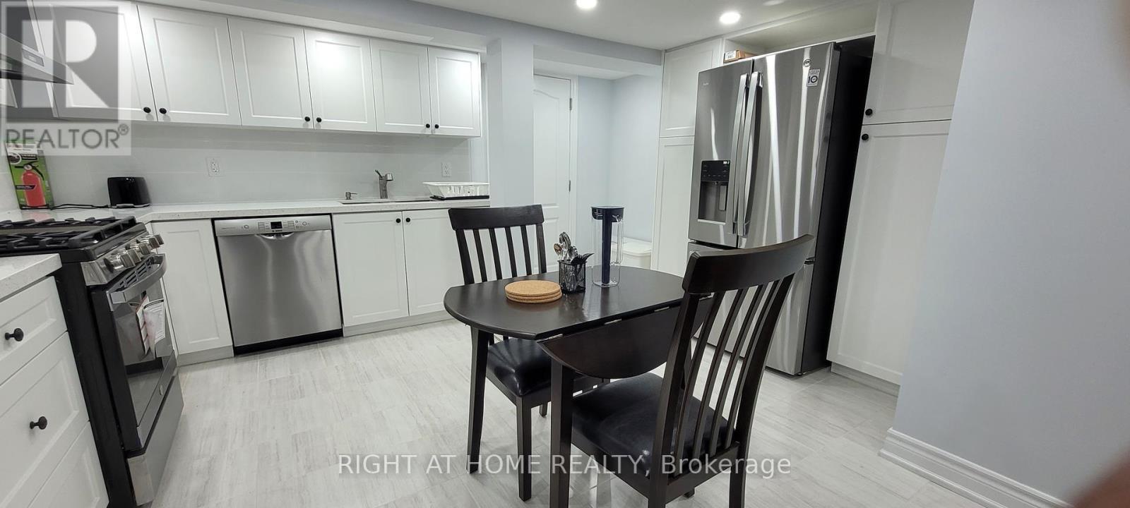 












11 LESTERWOOD CRESCENT

,
Toronto (Bendale),




Ontario
M1P3L5

