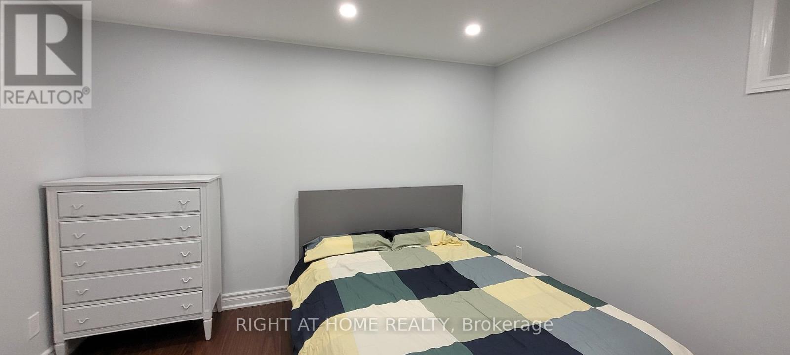 












11 LESTERWOOD CRESCENT

,
Toronto (Bendale),




Ontario
M1P3L5

