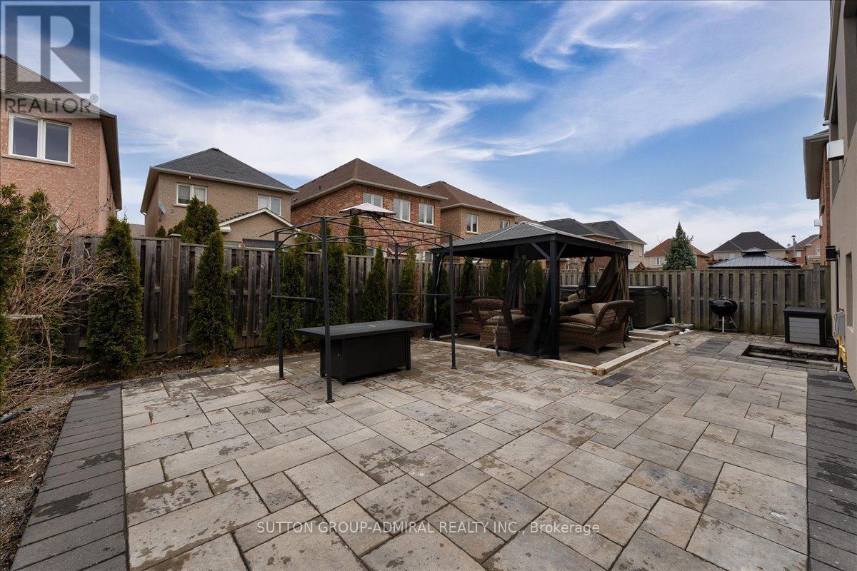 












17 ARBAND AVE

,
Vaughan,




Ontario
L6A0T5

