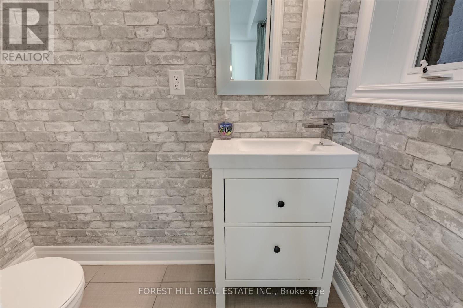 












111 POWSELAND CRESCENT

,
Vaughan (West Woodbridge),




Ontario
L4L0C5


