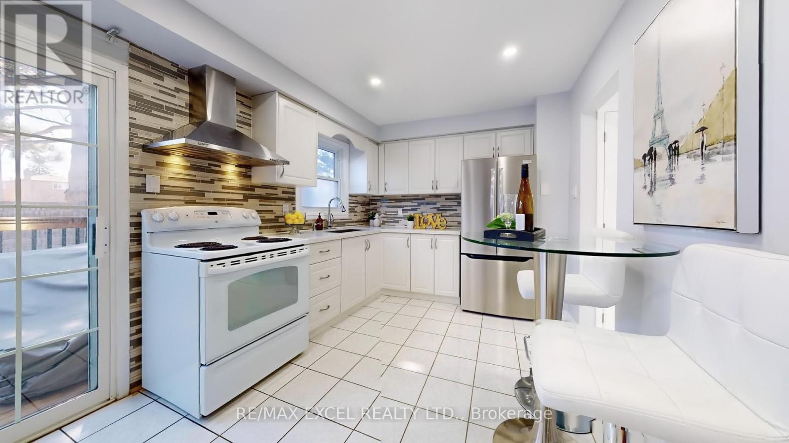 












73 MCCABE CRESCENT

,
Vaughan (Lakeview Estates),




Ontario
L4J2S6

