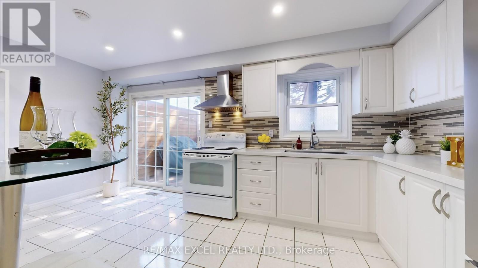 












73 MCCABE CRESCENT

,
Vaughan (Lakeview Estates),




Ontario
L4J2S6


