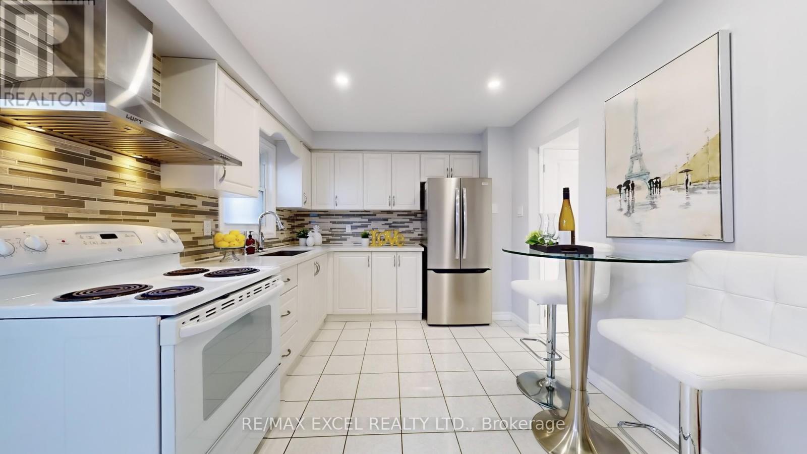












73 MCCABE CRESCENT

,
Vaughan (Lakeview Estates),




Ontario
L4J2S6


