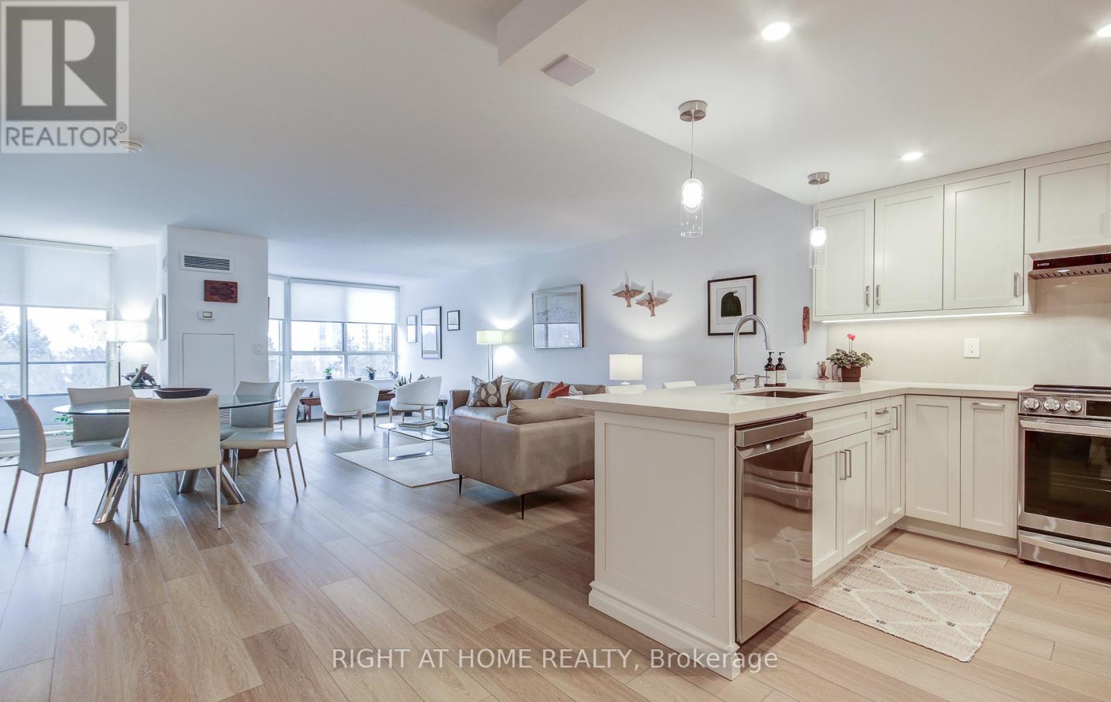 












507 - 33 WELDRICK ROAD E

,
Richmond Hill (Observatory),




Ontario
L4C8W4

