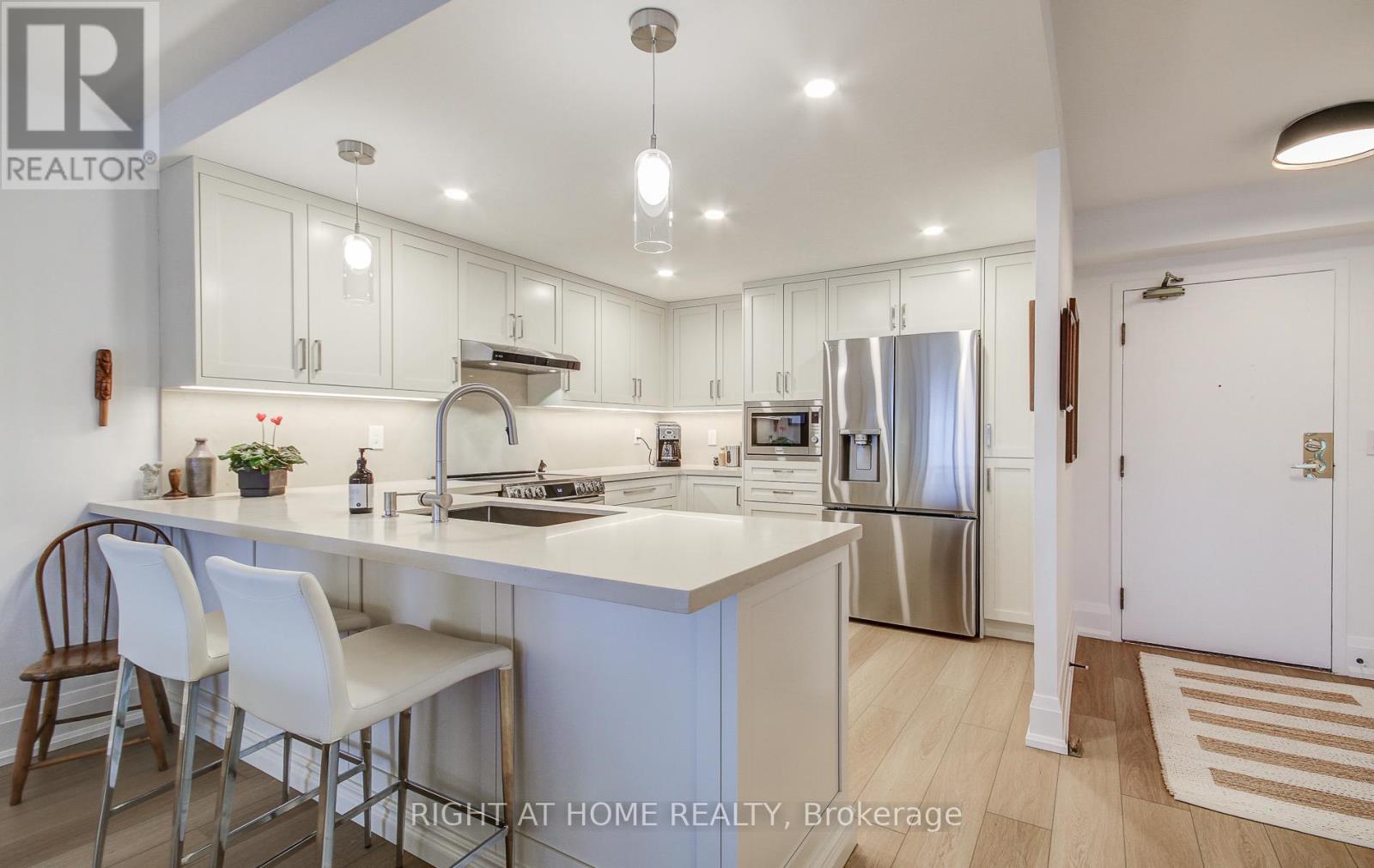 












507 - 33 WELDRICK ROAD E

,
Richmond Hill (Observatory),




Ontario
L4C8W4

