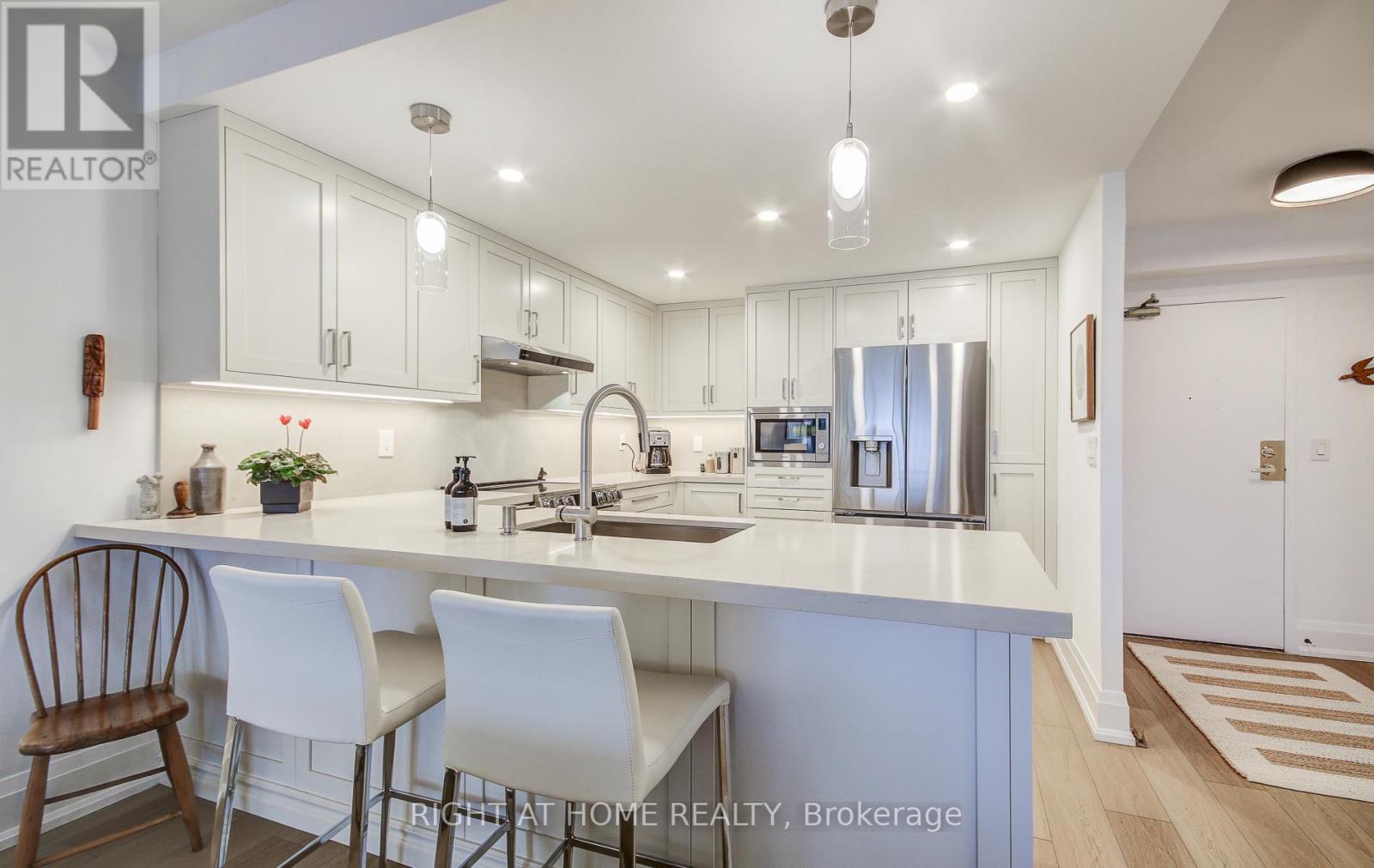 












507 - 33 WELDRICK ROAD E

,
Richmond Hill (Observatory),




Ontario
L4C8W4


