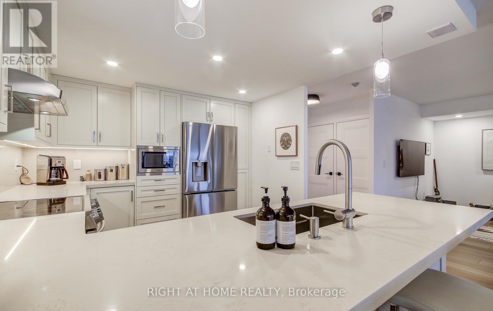 












507 - 33 WELDRICK ROAD E

,
Richmond Hill (Observatory),




Ontario
L4C8W4

