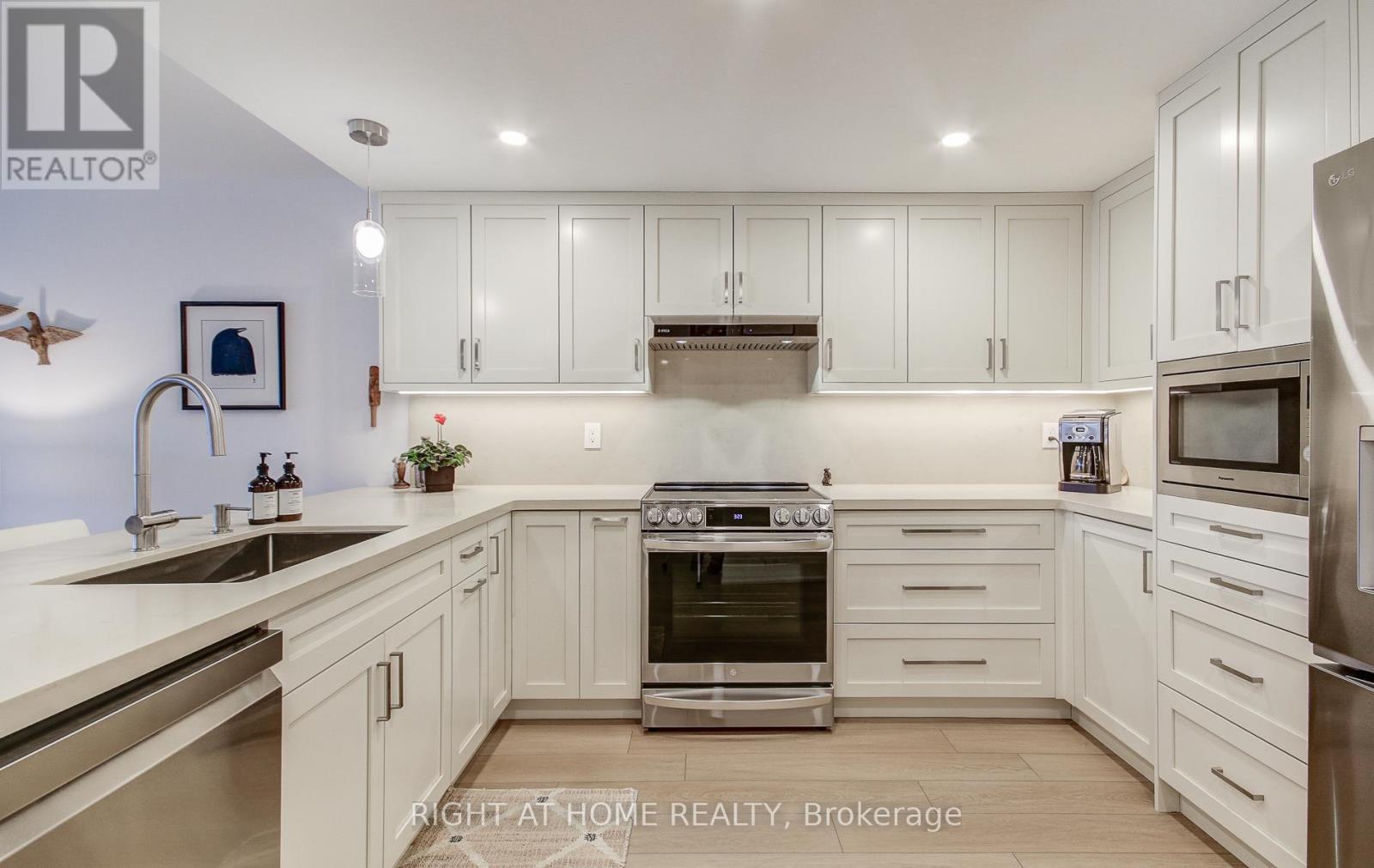 












507 - 33 WELDRICK ROAD E

,
Richmond Hill (Observatory),




Ontario
L4C8W4

