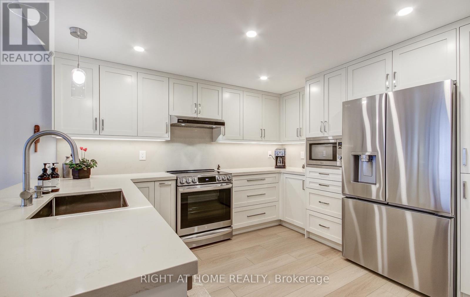 












507 - 33 WELDRICK ROAD E

,
Richmond Hill (Observatory),




Ontario
L4C8W4

