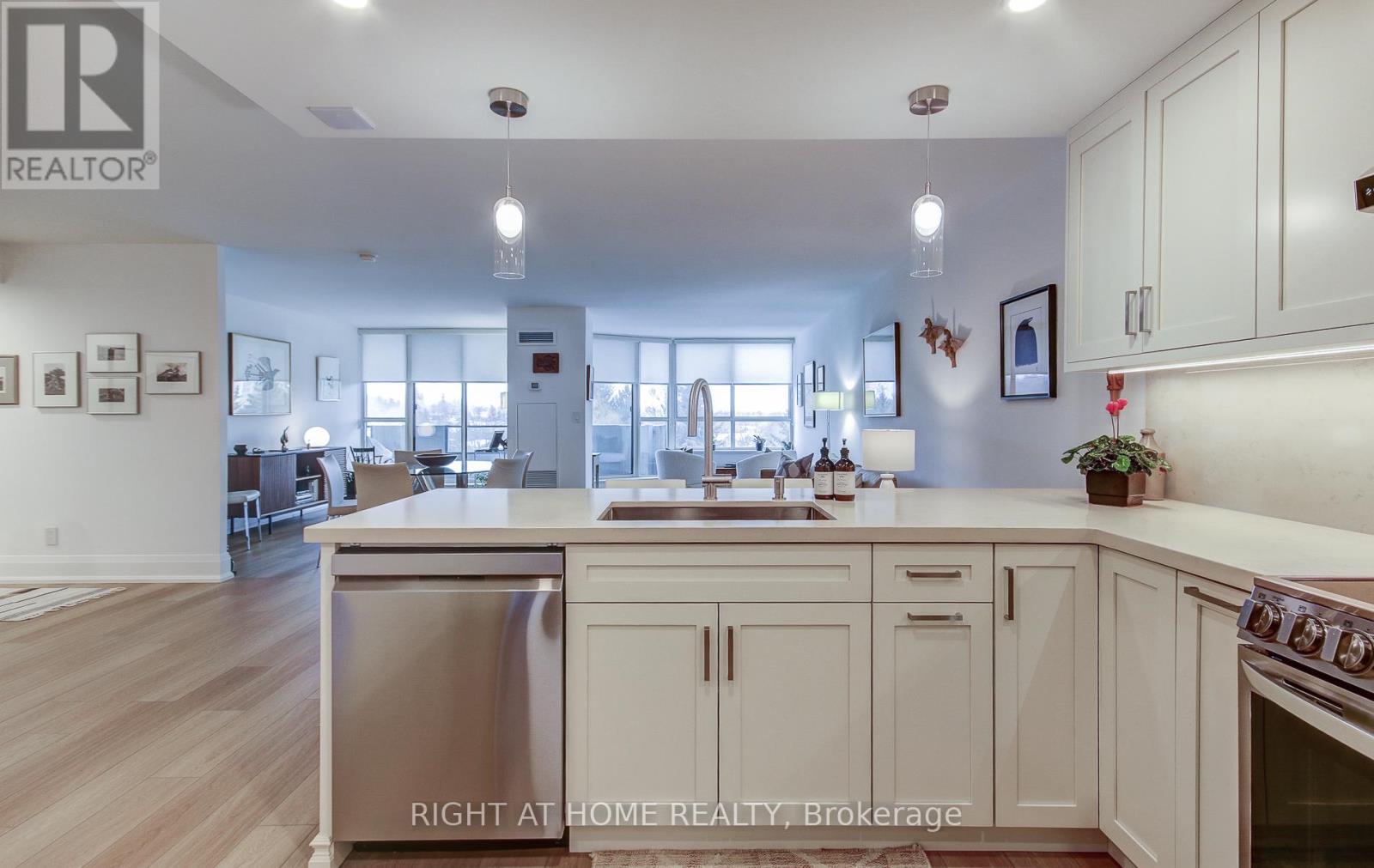 












507 - 33 WELDRICK ROAD E

,
Richmond Hill (Observatory),




Ontario
L4C8W4

