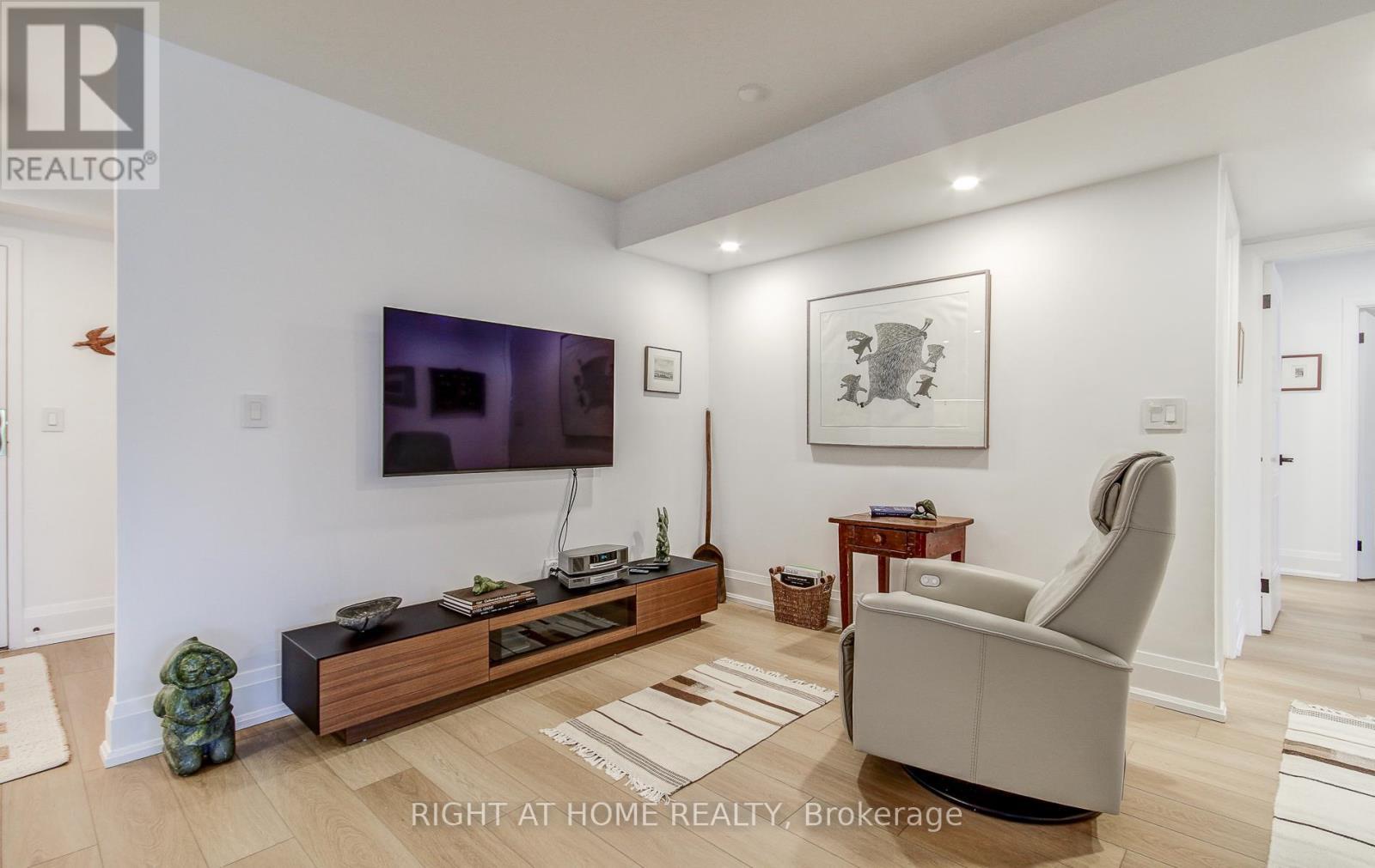












507 - 33 WELDRICK ROAD E

,
Richmond Hill (Observatory),




Ontario
L4C8W4


