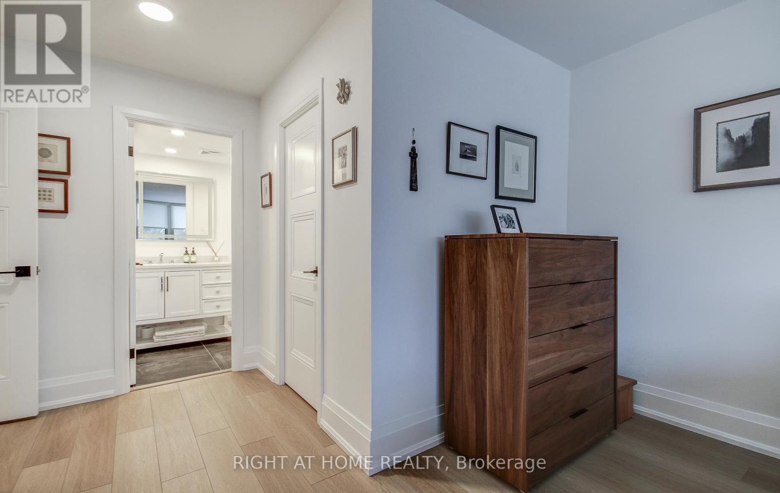 












507 - 33 WELDRICK ROAD E

,
Richmond Hill (Observatory),




Ontario
L4C8W4

