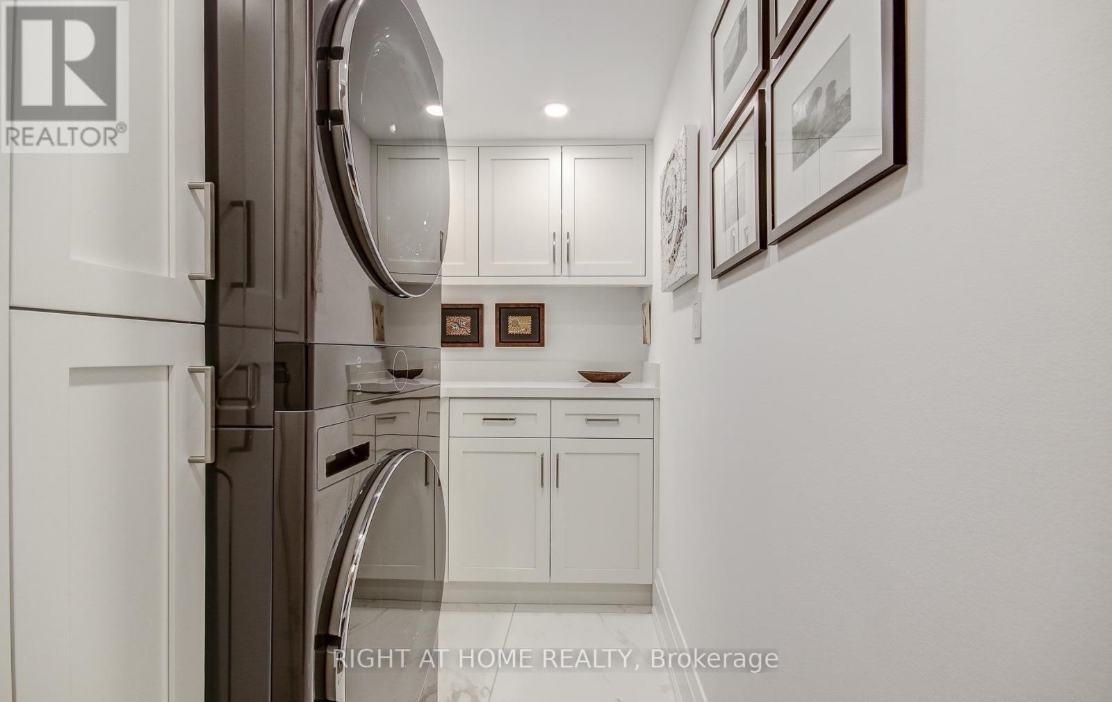 












507 - 33 WELDRICK ROAD E

,
Richmond Hill (Observatory),




Ontario
L4C8W4


