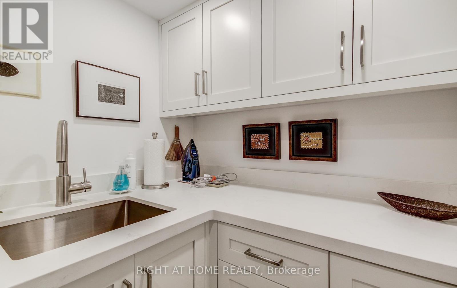 












507 - 33 WELDRICK ROAD E

,
Richmond Hill (Observatory),




Ontario
L4C8W4


