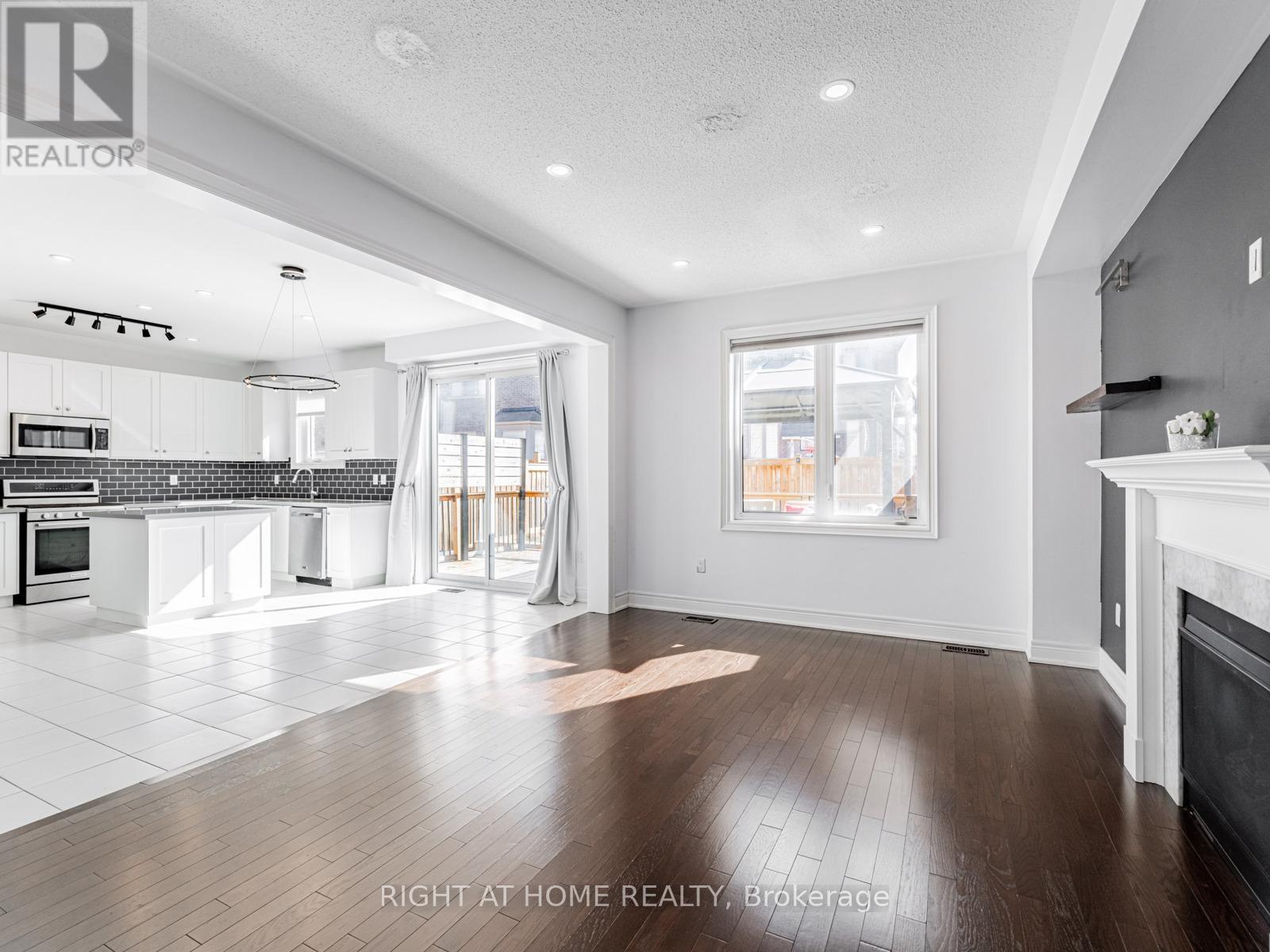 












214 STEVENSON CRESCENT

,
Bradford West Gwillimbury (Bradford),




Ontario
L3Z0T1

