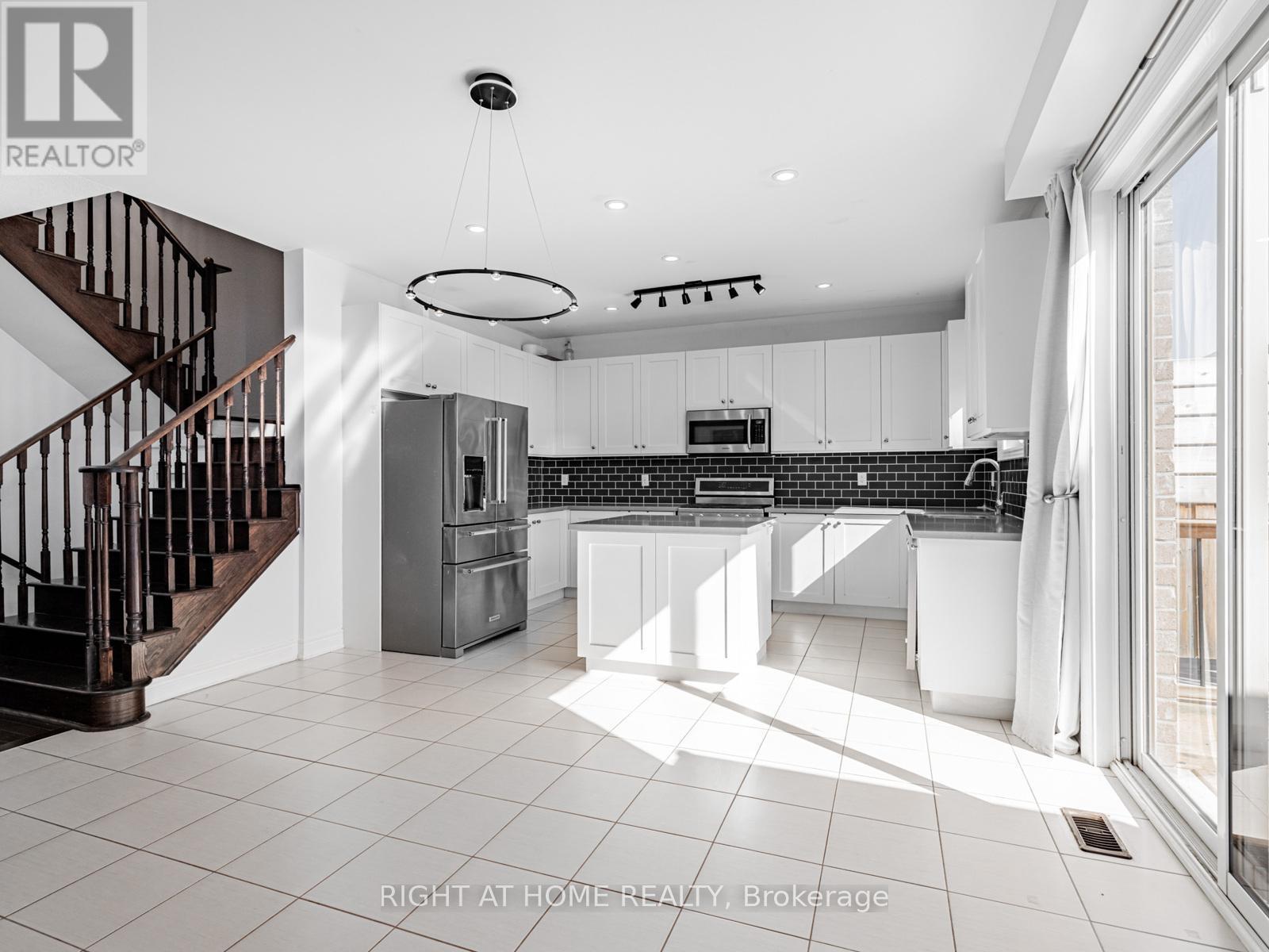 












214 STEVENSON CRESCENT

,
Bradford West Gwillimbury (Bradford),




Ontario
L3Z0T1


