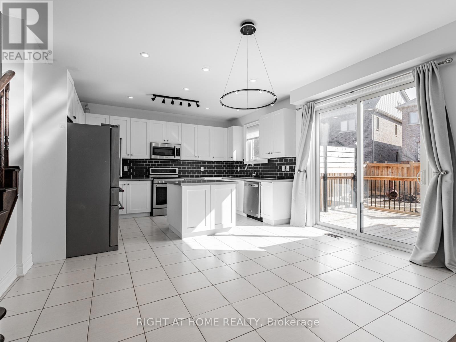 












214 STEVENSON CRESCENT

,
Bradford West Gwillimbury (Bradford),




Ontario
L3Z0T1

