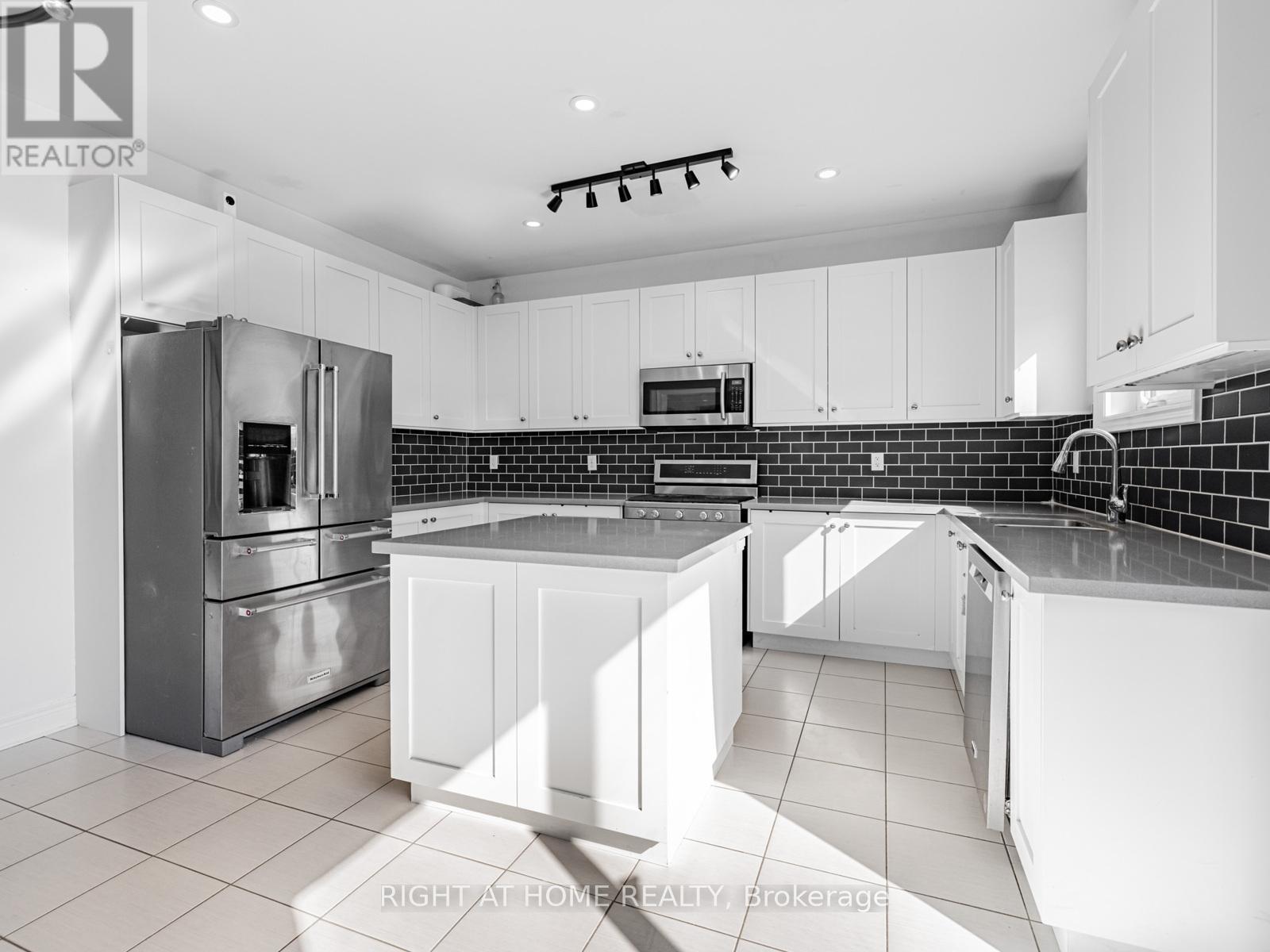 












214 STEVENSON CRESCENT

,
Bradford West Gwillimbury (Bradford),




Ontario
L3Z0T1

