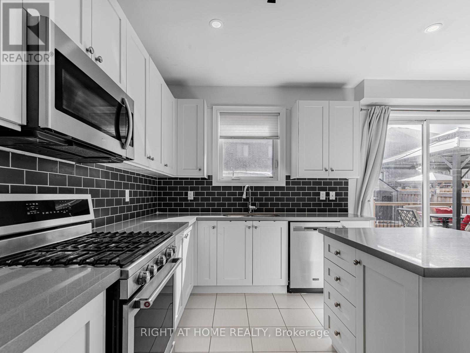 












214 STEVENSON CRESCENT

,
Bradford West Gwillimbury (Bradford),




Ontario
L3Z0T1

