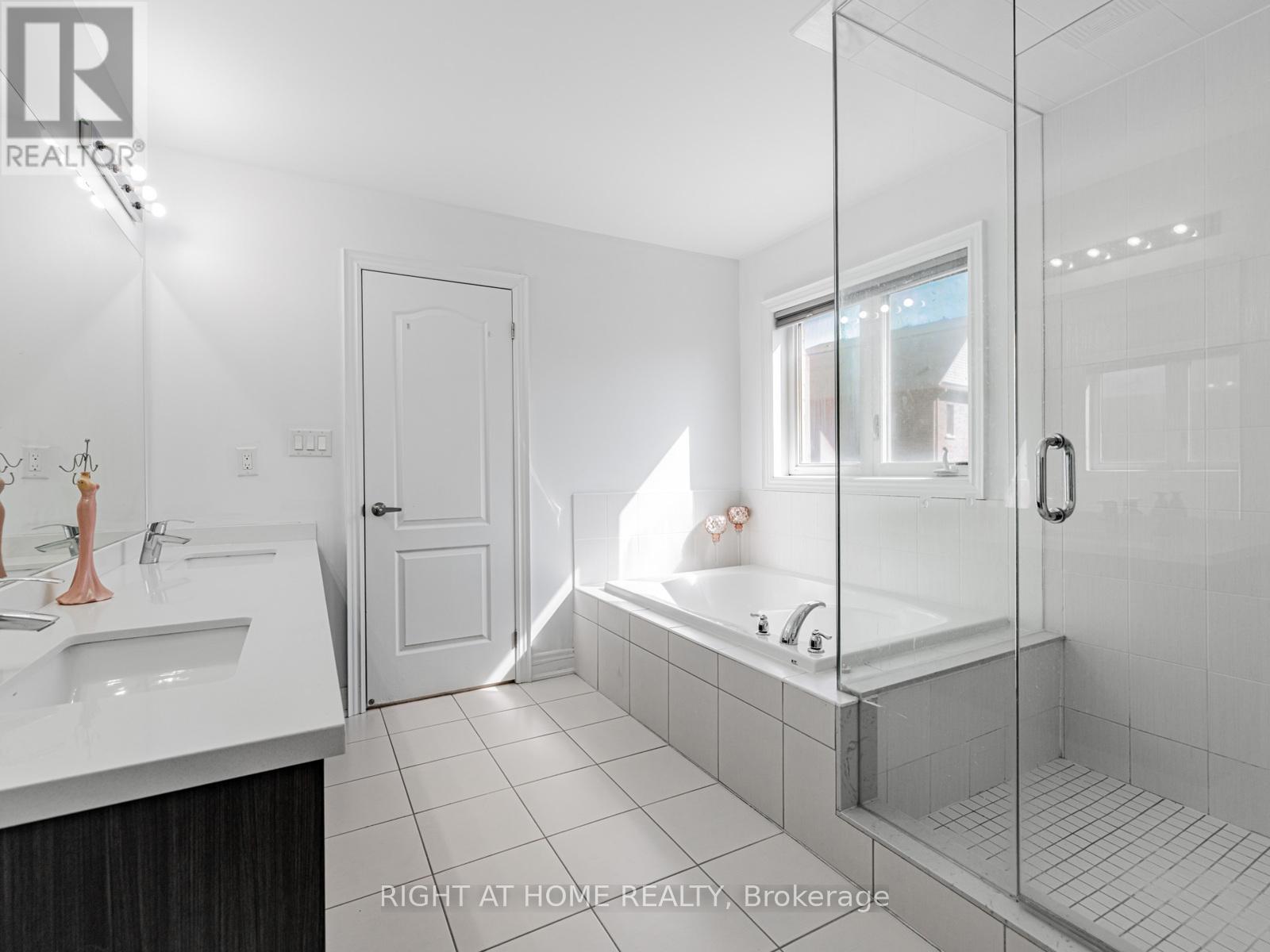 












214 STEVENSON CRESCENT

,
Bradford West Gwillimbury (Bradford),




Ontario
L3Z0T1

