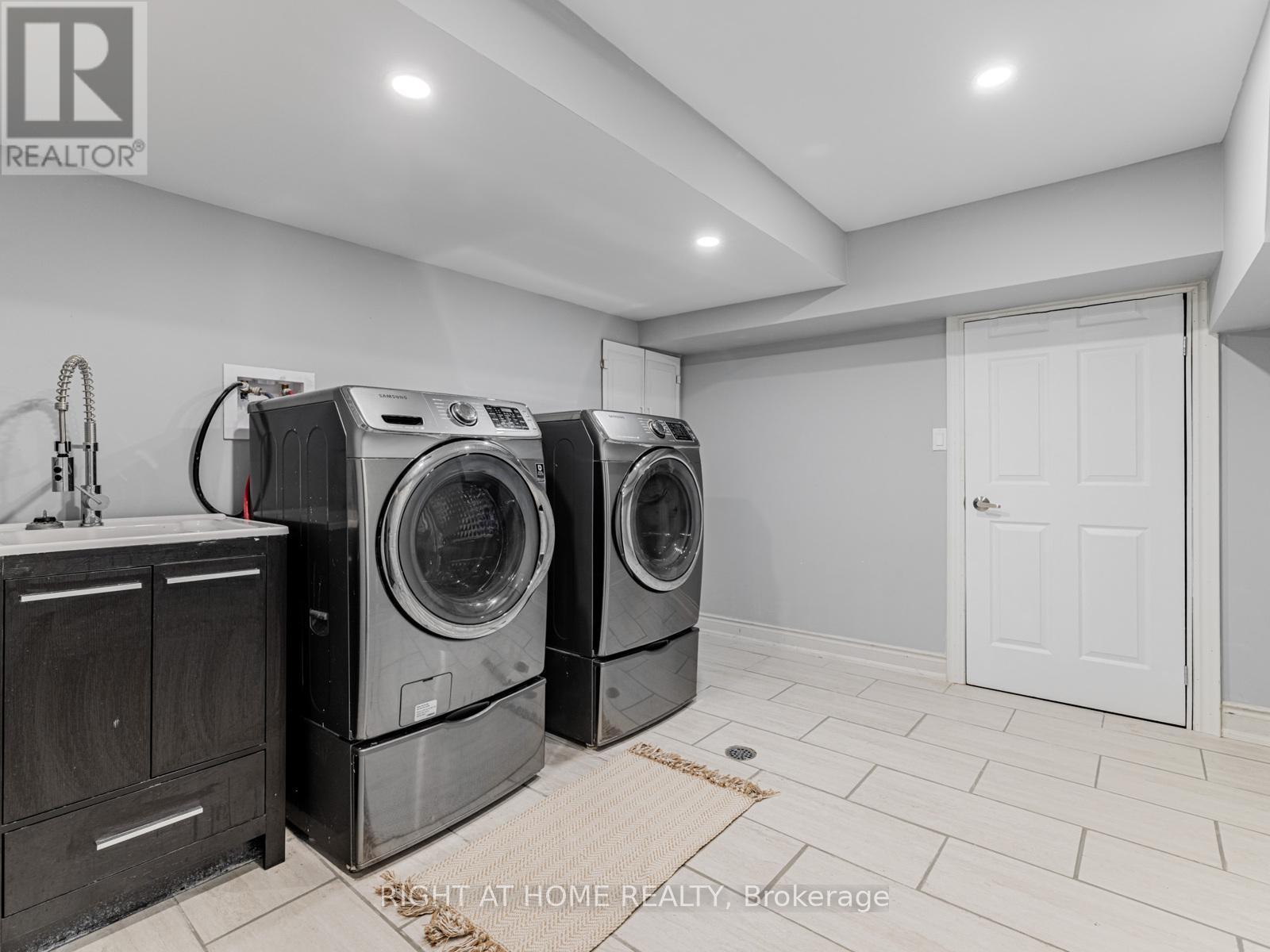 












214 STEVENSON CRESCENT

,
Bradford West Gwillimbury (Bradford),




Ontario
L3Z0T1

