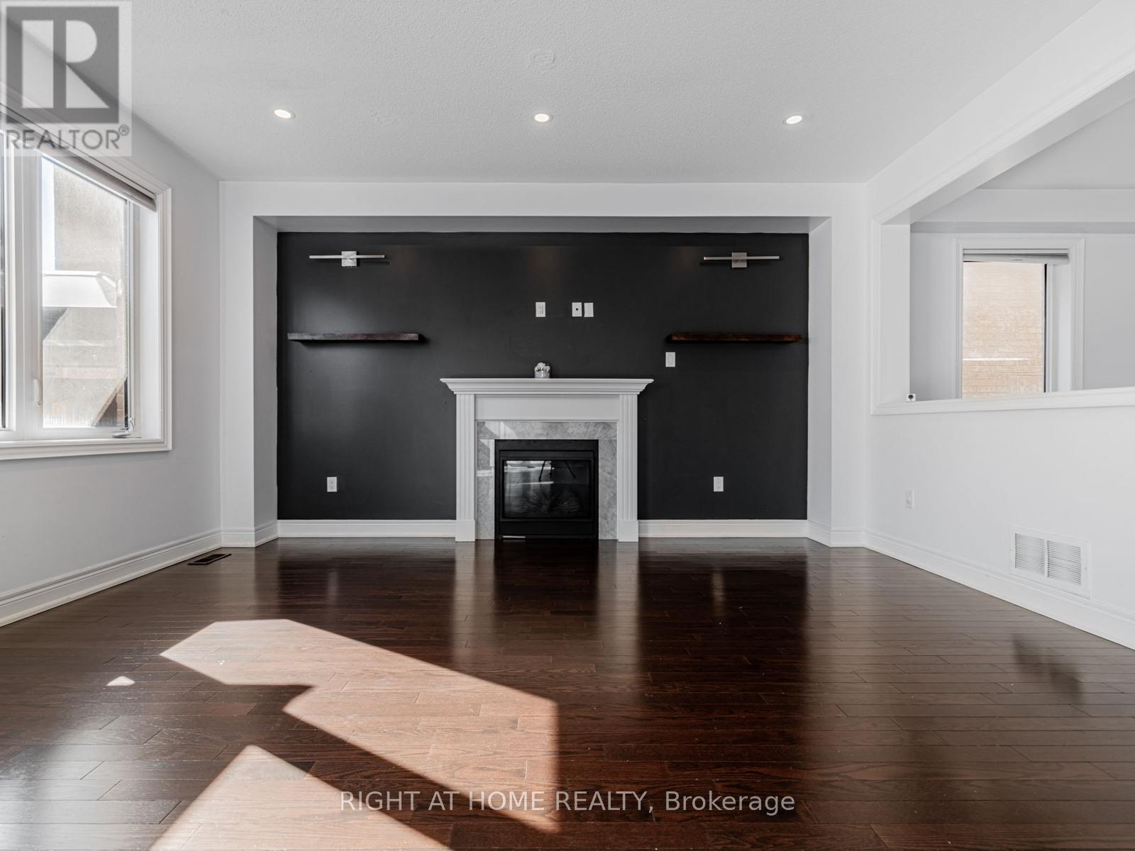 












214 STEVENSON CRESCENT

,
Bradford West Gwillimbury (Bradford),




Ontario
L3Z0T1

