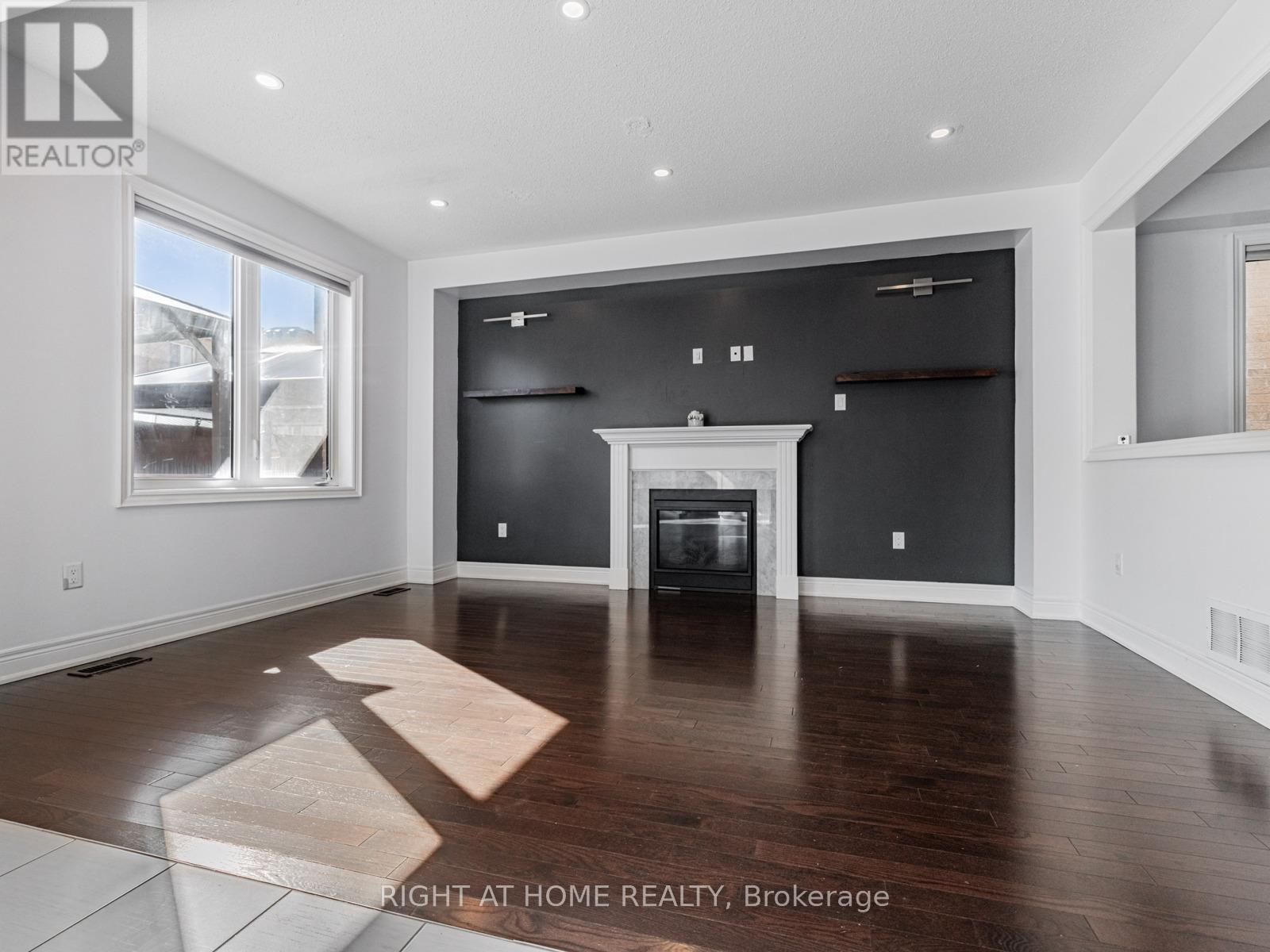 












214 STEVENSON CRESCENT

,
Bradford West Gwillimbury (Bradford),




Ontario
L3Z0T1

