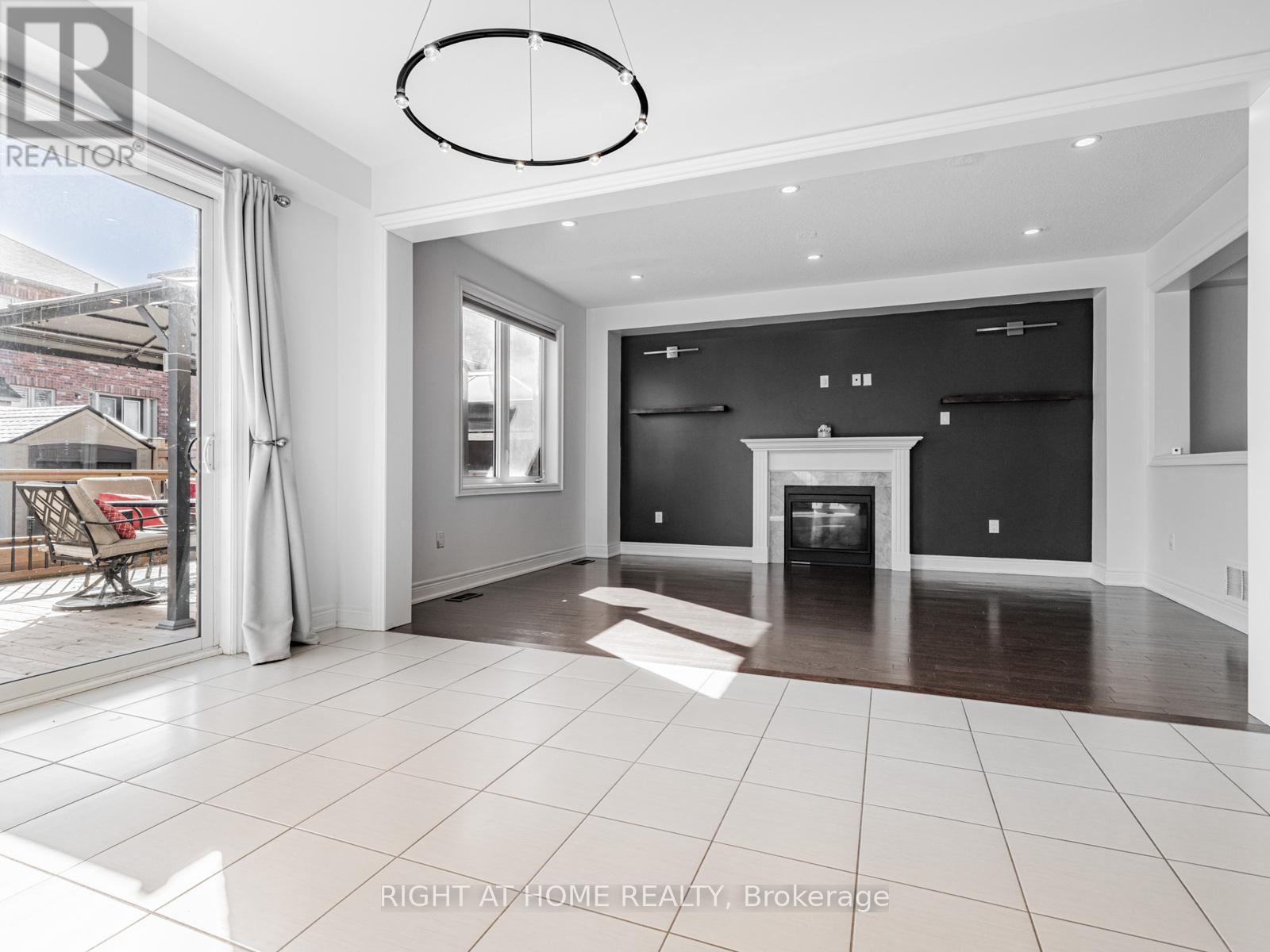 












214 STEVENSON CRESCENT

,
Bradford West Gwillimbury (Bradford),




Ontario
L3Z0T1

