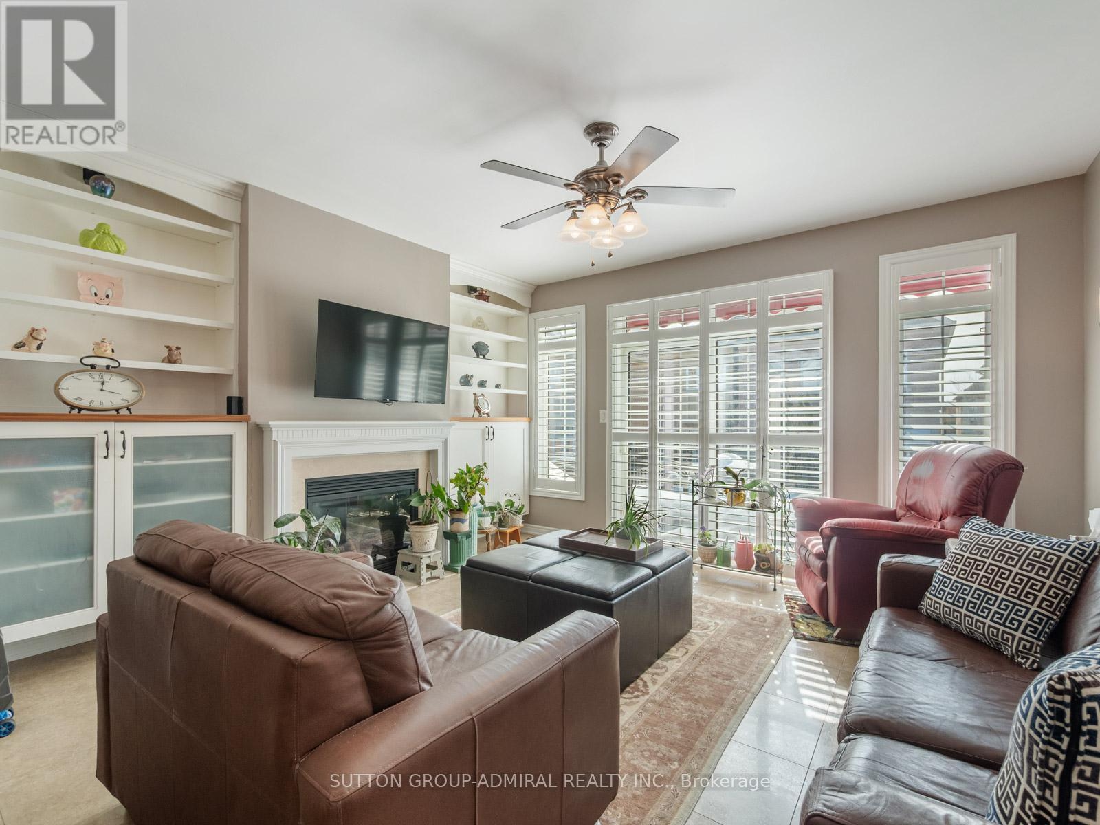 












8 LITTLE HANNAH LANE

,
Vaughan (Patterson),




Ontario
L6A0E3

