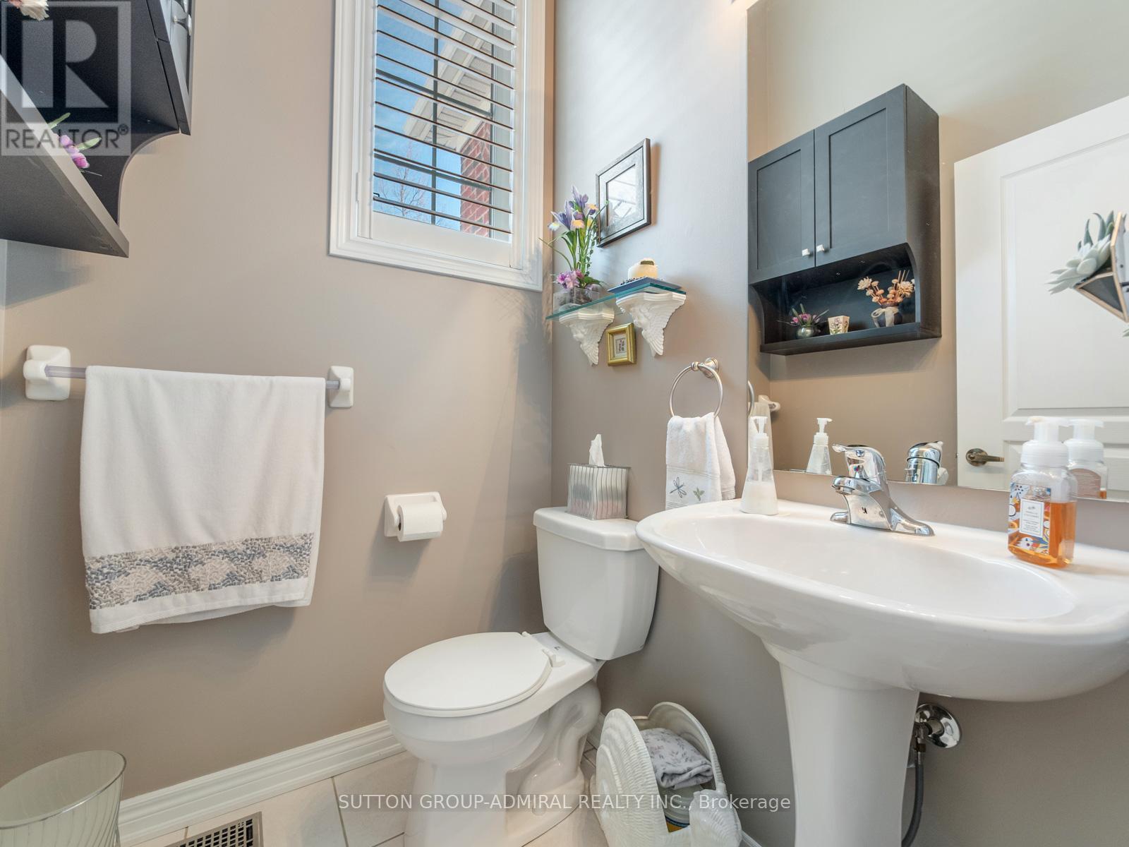 












8 LITTLE HANNAH LANE

,
Vaughan (Patterson),




Ontario
L6A0E3

