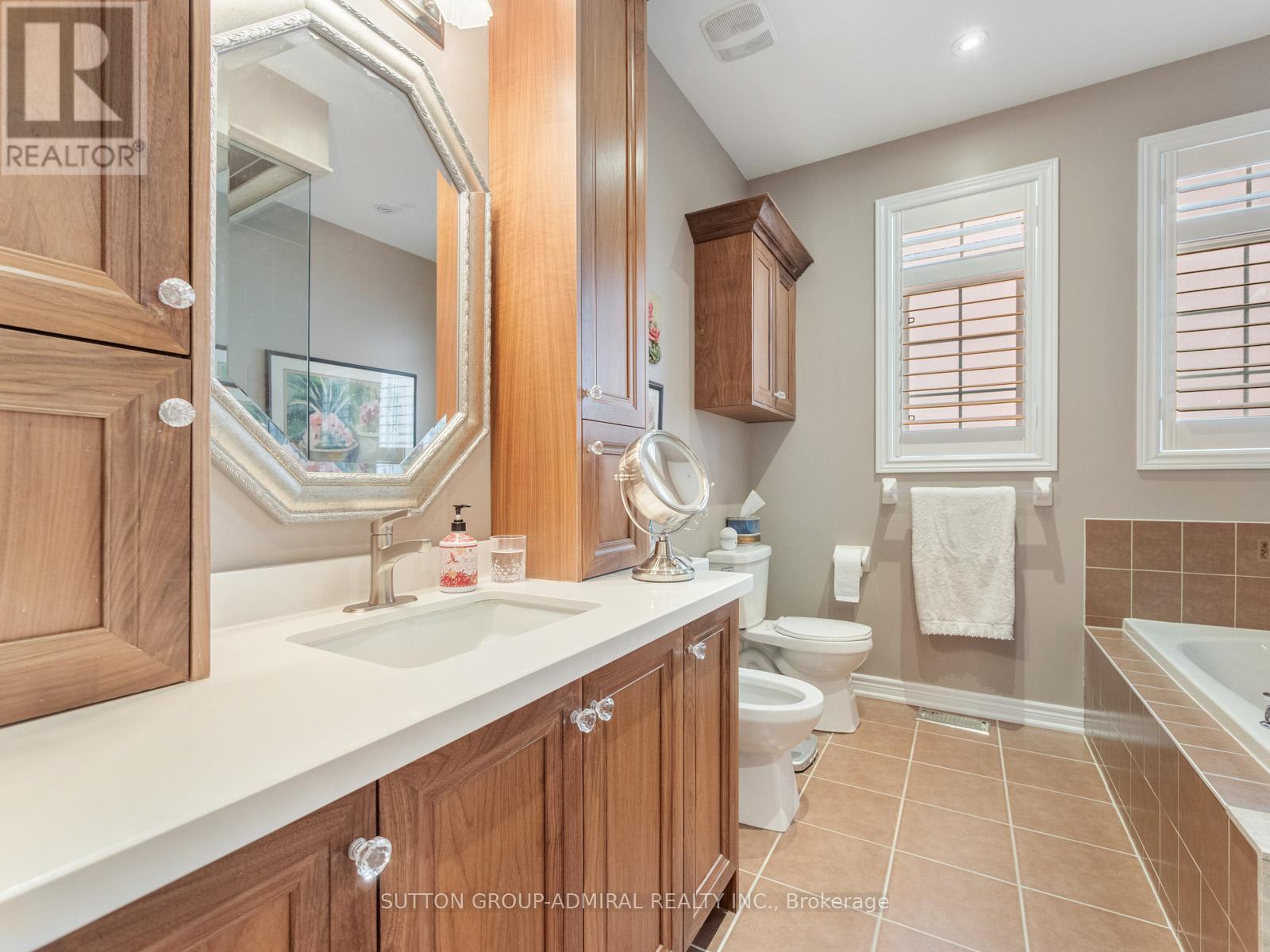 












8 LITTLE HANNAH LANE

,
Vaughan (Patterson),




Ontario
L6A0E3

